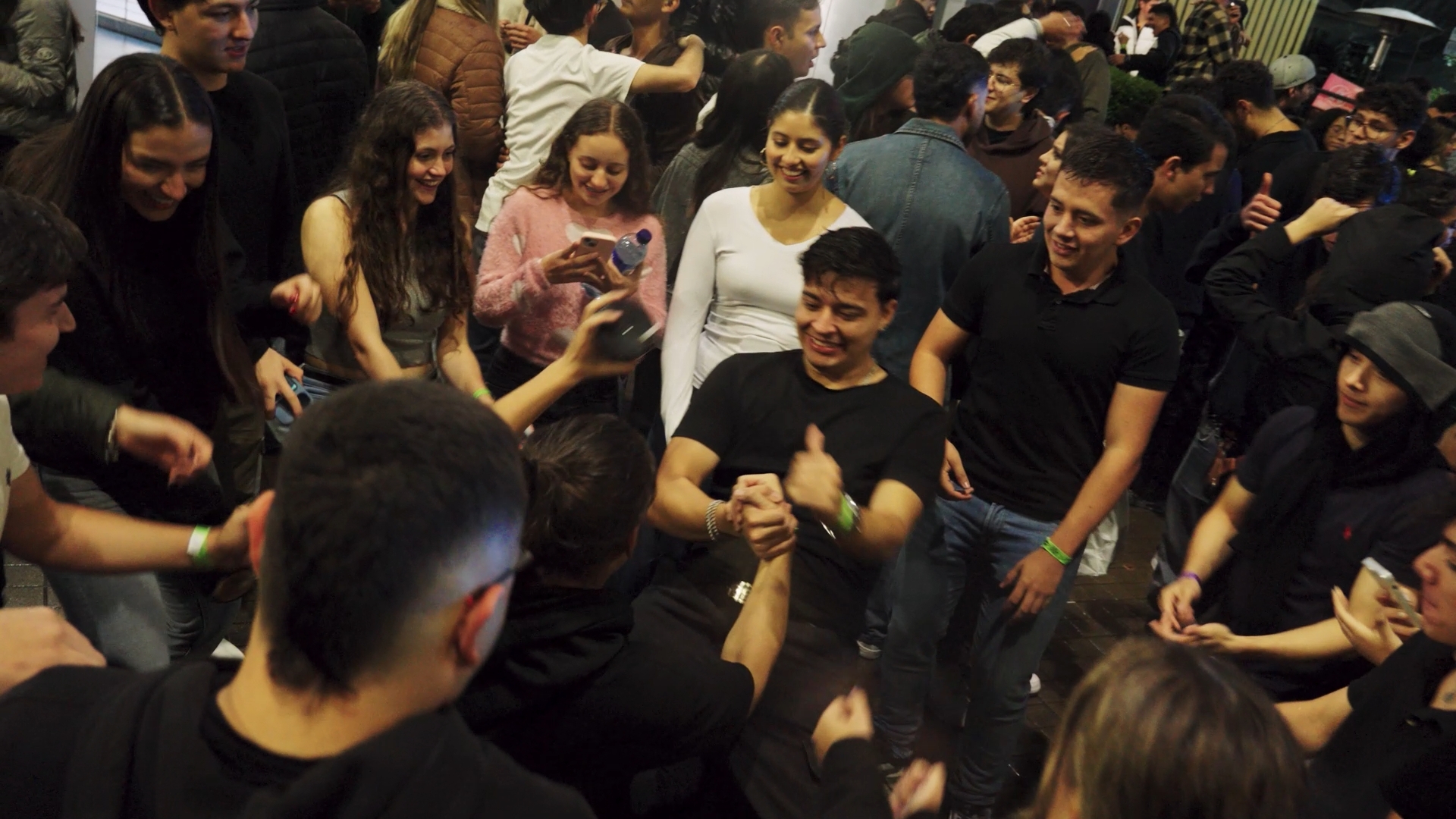Residentes de CityU bailando en una fiesta